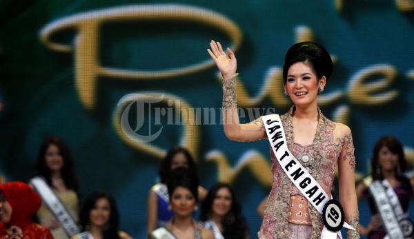 Maria Selena Putri Indonesia 2011 Lambaikan Tangan