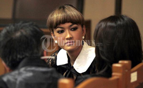 Julia Perez Berdiskusi Dengan Tim Pengacara
