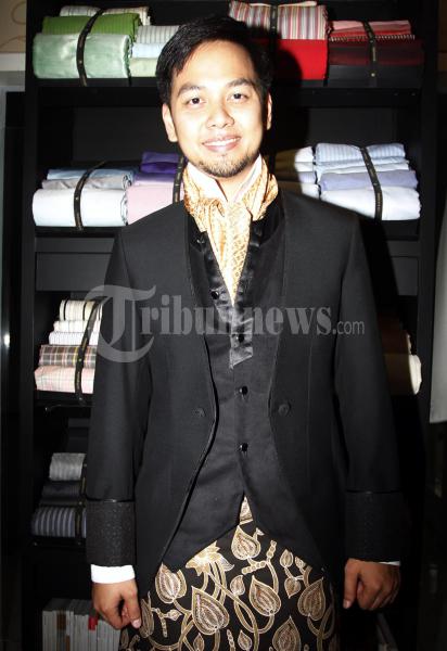 Arlan Djoewarsa Fitting Baju Pengantin