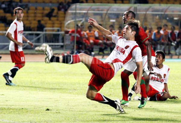 Edwardo Persiba Bantul Tahan Bola