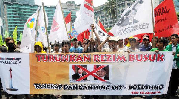 Mahasiswa Protes Tuntut Pemerintahan SBY Mundur