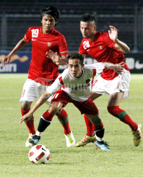 Penyerang Persiba Bantul, Slamet Nurcahyo (tengah), dikepung pemain Timnas U23 Johan Juansyah (kiri) dan Diego Michiels (kanan), dalam pertandingan uji coba Timnas U23 melawan Persiba Bantul, di Stadion Utama Gelora Bung Karno, Minggu (16/10/2011). Pertandingan yang merupakan bagian dari persiapan Timnas U23 yang akan terjun di ajang SEA Games tersebut berkahir untuk kemenangan Timnas U23 dengan skor 3 2 atas Persiba bantul. 