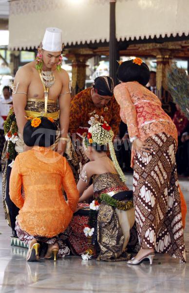 GKR Bendoro dan KPH Yudanegara Panggih Manten