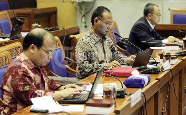 Calon Pimpinan KPK Mengerjakan Tes Makalah