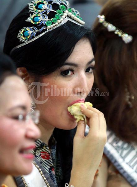 Putri Indonesia 2011 Makan Duren Medan
