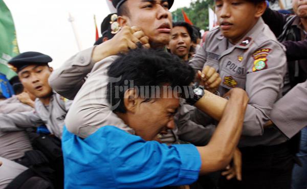 Dipukuli Polisi
