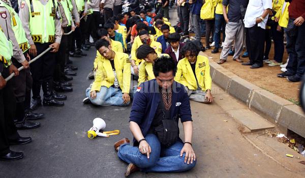 Mahasiswa Sholat Di Depan Istana Merdeka