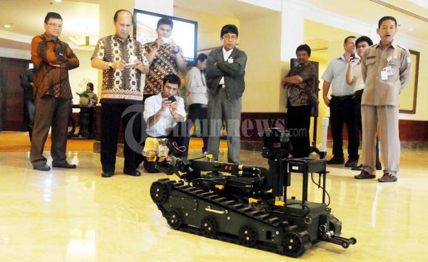 Robot Taktis Lakukan Penjinak Bom
