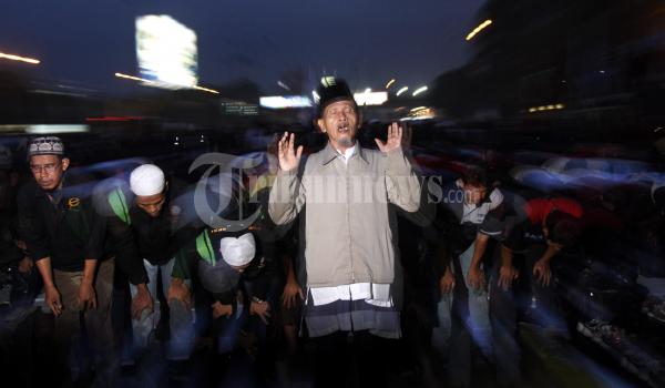 Demontran Sholat Maghrib di Depan DPR