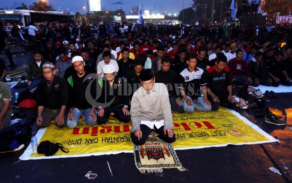 Pengunjuk Rasa Sholat di Depan Gedung DPR RI