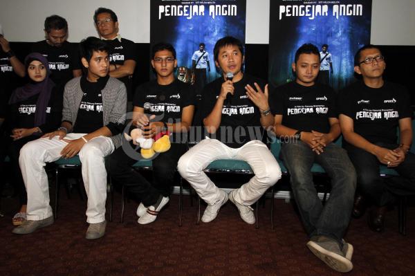 HANUNG BRAMANTIO bersama Pendukung Film Pengejar Angin
