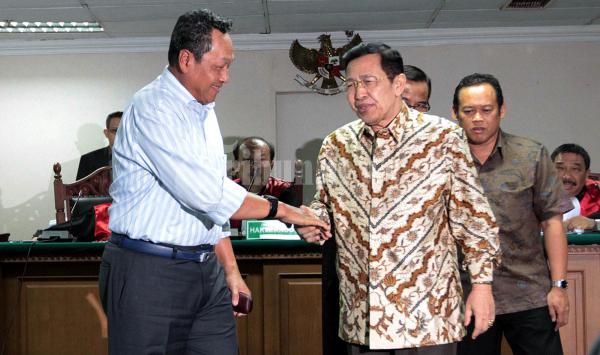 Mantan Mendagri Mardiono dan Hari Sabarno Bersalaman