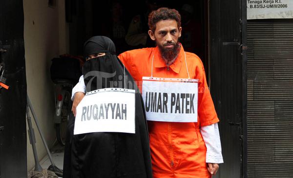 Umar Patek Dan Istri Jalani Reka Ulang Aksi Teror