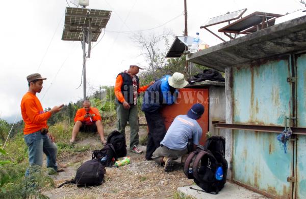 Pemeriksaan Peralatan Pemantauan di Stasiun Klatakan