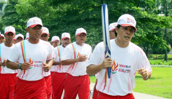 Ricky Yacobi Bawa Obor SEA Games 2011