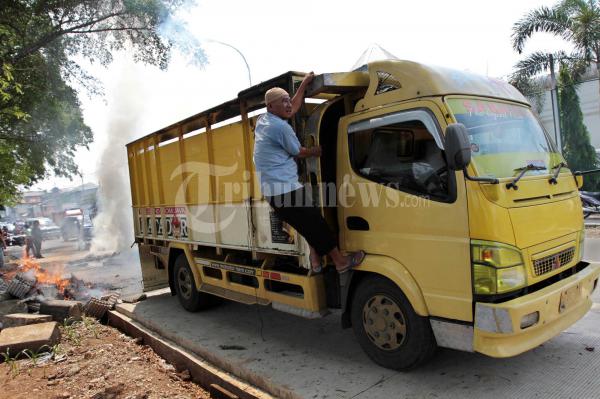 Berusaha Pindahkan Truk Terbakar