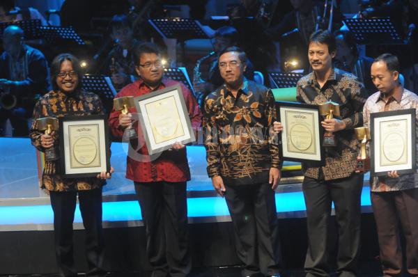 Dua Media Group Tribun Raih Nugra Jasadarma Pustakaloka 2011