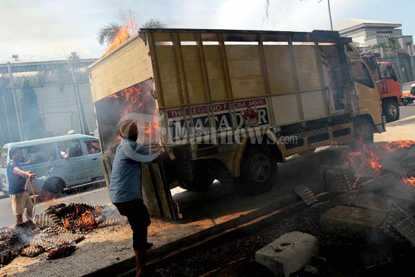 Muatan Truk Terbakar