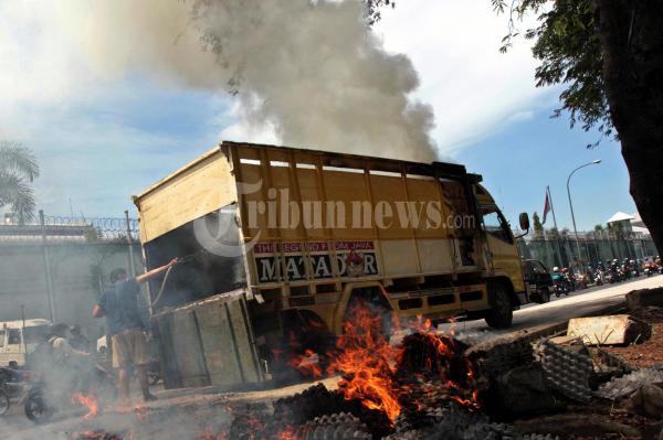 Truk Muatan Kardus Telur Terbakar