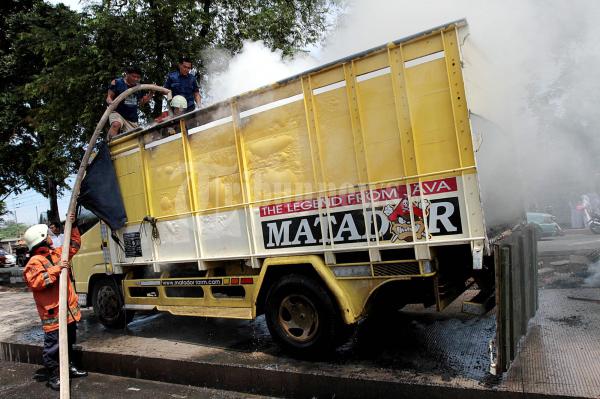 Truk Terbakar di Cipinang