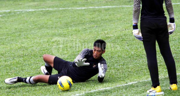 Penjaga Gawang Timnas U 23 Indonesia Kurnia Mega Berlatih