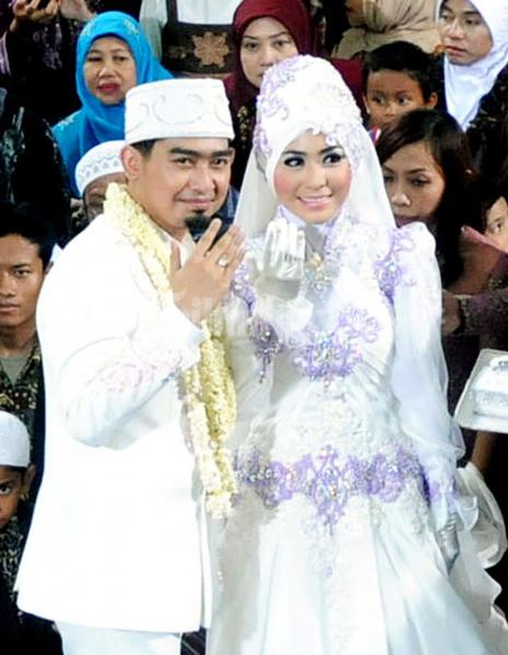 Cincin Perniahan Ustad Solmed dan April Jasmine