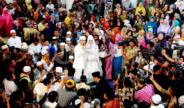 Ustad Solmed Menikah Dengan April Jasmine