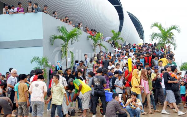 Ribuan Warga Padati Aquatic JSC