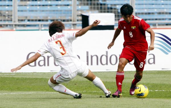 Aung Myint Aye Berusaha Cetak Gol