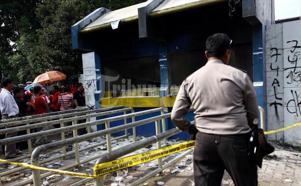 Calon Penonton Bakar Loket GBK