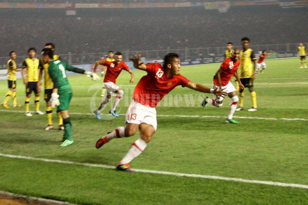 Gunawan Dwi Cahyo (tengah), meluapkan kegembiraan setelah menciptakan gol untuk Indonesia pada pertandingan final SEA Games XXVI di Stadion Gelora Bung Karno, Jakarta Pusat, Senin (21/11/2011).

