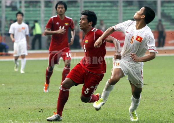 Le Van Thang Berebut Bola