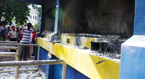 Loket GBK Dibakar Massa