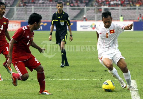 Nguyen Throng Hoang Berusaha Lewati Lawan