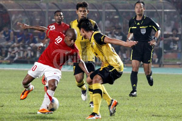 Oktovianus Maniani Berebut Bola