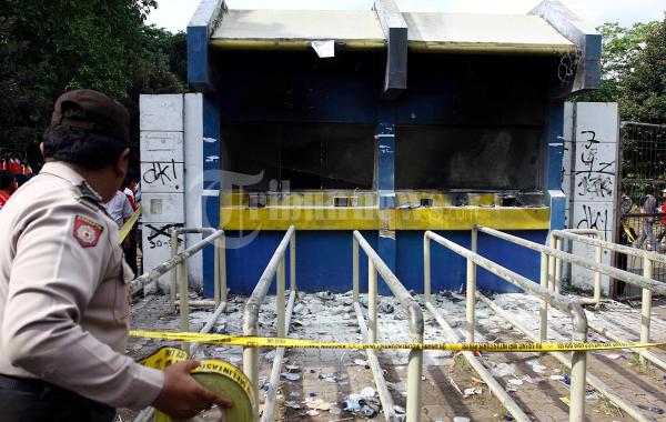 Petugas Pasang Garis Polisi
