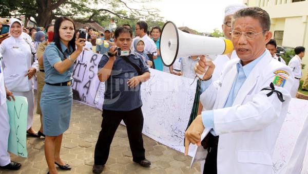 Dokter dan Perawat demo Direktur RSUD Abdul Moeloek