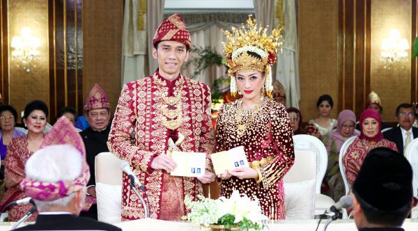 Ibas dan Aliya Menunjukan Buku Nikah