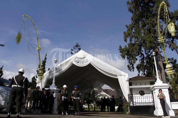 17 Agustus - Seri Tempat Bersejarah: Istana Cipanas -  Ket: Aparat keamanan mengamankan gerbang Istana Cipanas saat akad nikah Edhie Baskoro Yudhoyono bersama Siti Aliya Rubi Rajasa berlangsung, di Istana Cipanas, Jawa Barat, Kamis (24/11/2011).