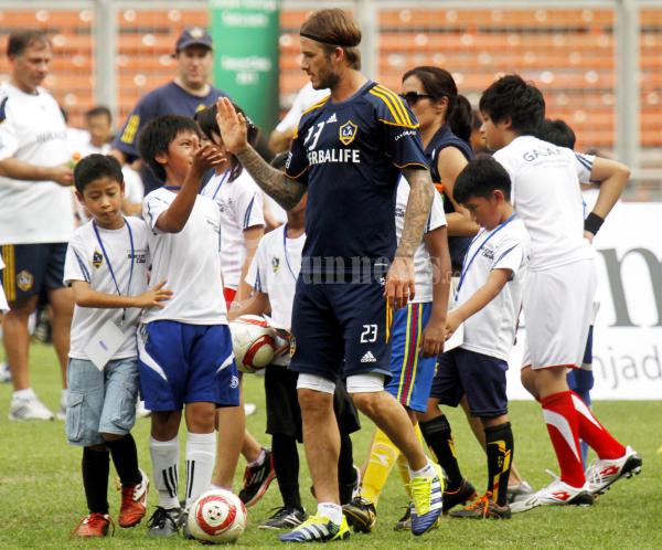Anak anak Senang Bersama David Beckham