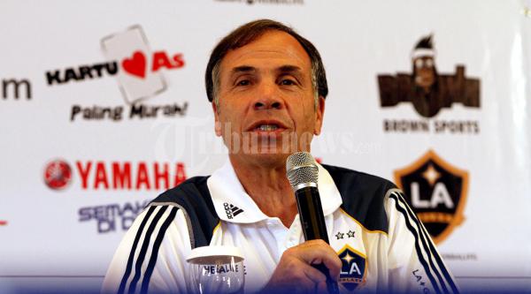 Bruce Arena Hadiri Konferensi Pers LA Galaxy