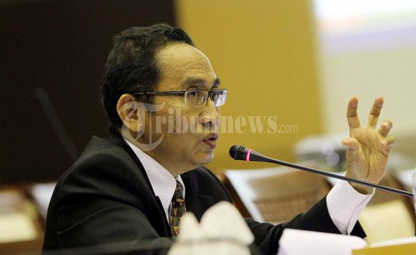 Adnan Pandu Praja Jawab Pertanyaan Komisi III