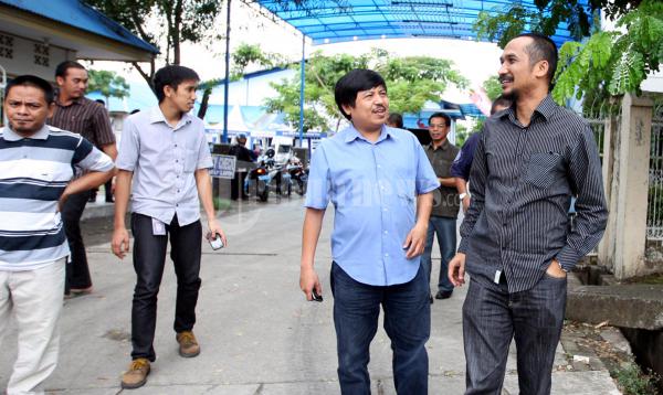 Abraham Samad Datangi Kantor Tribun