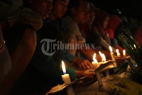 Lilin Simpati Untuk Pelaku Bakar Diri