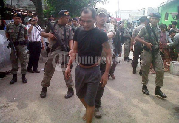 Polisi Mengamankan Kampung Ambon Cengkareng