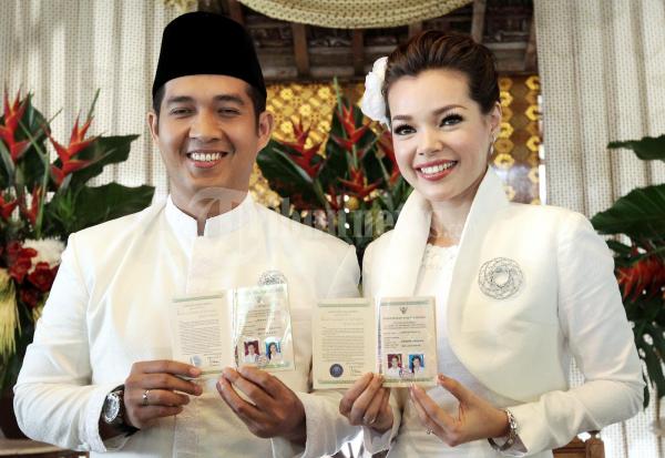 Buku Nikah Agus Rahman dan Dewi Sandra