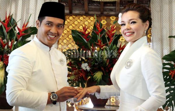 Cincin Pernikahan Agus Rahman dan Dewi Sandra