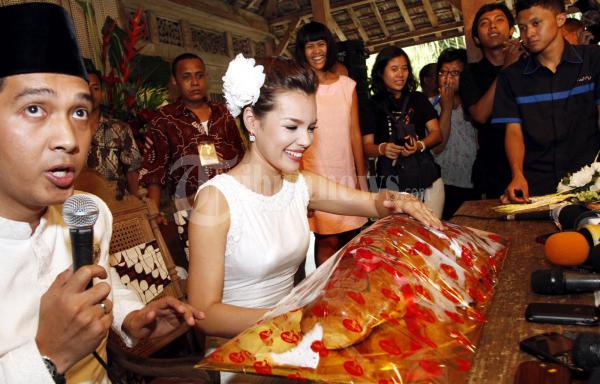 Dewi Sandra Dapat Roti Buaya Agus Rahman