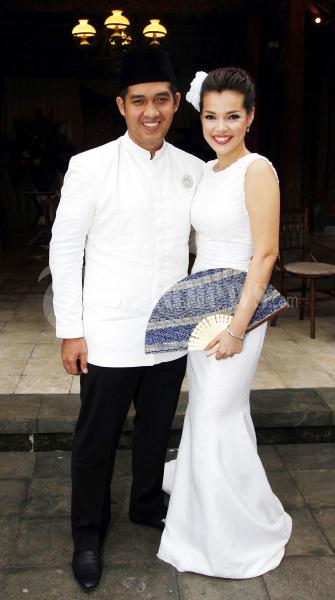 Foto Pernikahan Agus Rahman dan Dewi Sandra