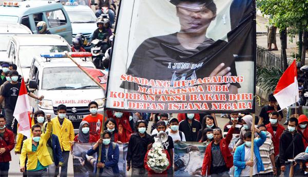 Mahasiswa Iringi Jenazah Revolusioner